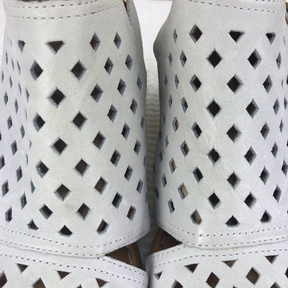 NEW! BORN light gray laser cut leather sandal heels SZ 7 - Picture 4 of 8